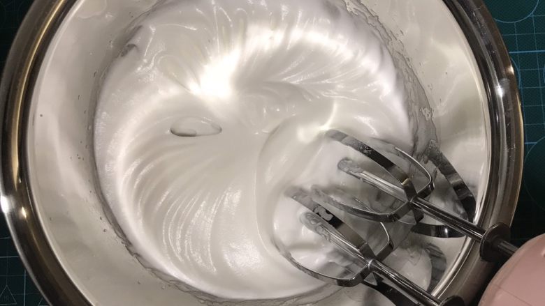 奶香蛋白糖,这是加了两次幼砂糖的状态，纹路逐渐开始清晰了