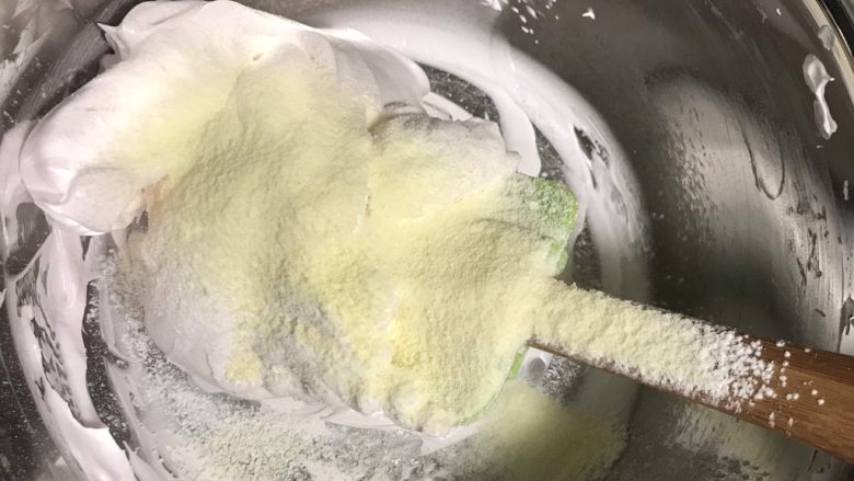 奶香蛋白糖,把奶粉和玉米淀粉过筛加入打好的蛋白中。用翻拌的手发，搅拌至无颗粒状态。翻拌就是从2点钟方向搅至8点钟方向。没有颗粒就可以了，不要多搅拌，蛋白容易消泡。