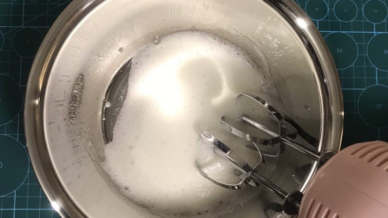 奶香蛋白糖,开最快档，打大约15秒，打到这种大泡泡状态