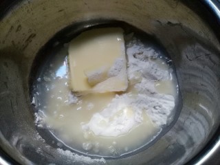 可可蛋黄酥,首先制作油皮
将材料混合