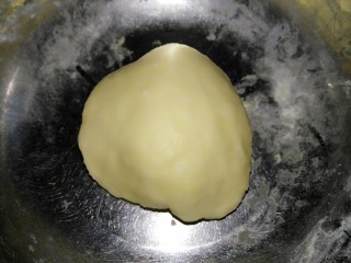 可可蛋黄酥,揉成光滑的面团
包保鲜膜放冰箱松弛1小时
