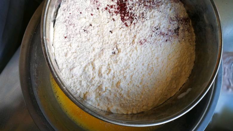 一见倾心—红丝绒戚风蛋糕8寸,蛋黄糊筛入低粉、可可粉、红曲米粉