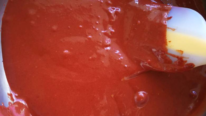 一见倾心—红丝绒戚风蛋糕8寸,画Z字型的方式拌均匀、使其细滑。不能转圈搅拌，否刚面粉容易起筋。