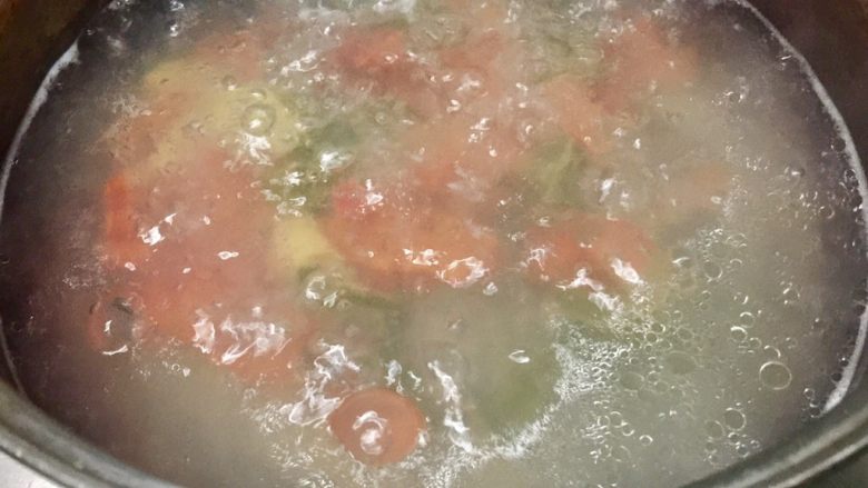 番茄虾仁卡通意面,另起一锅水，煮开后加一些盐和油，下入卡通意面煮熟，大约15分钟。