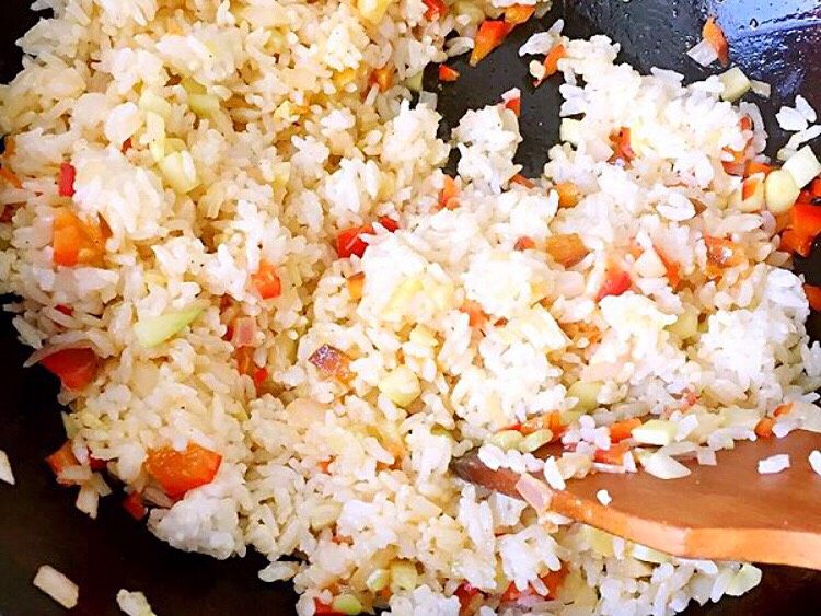 炒饭秀+时蔬蛋炒饭,加入米饭，翻炒至米饭全部散开。