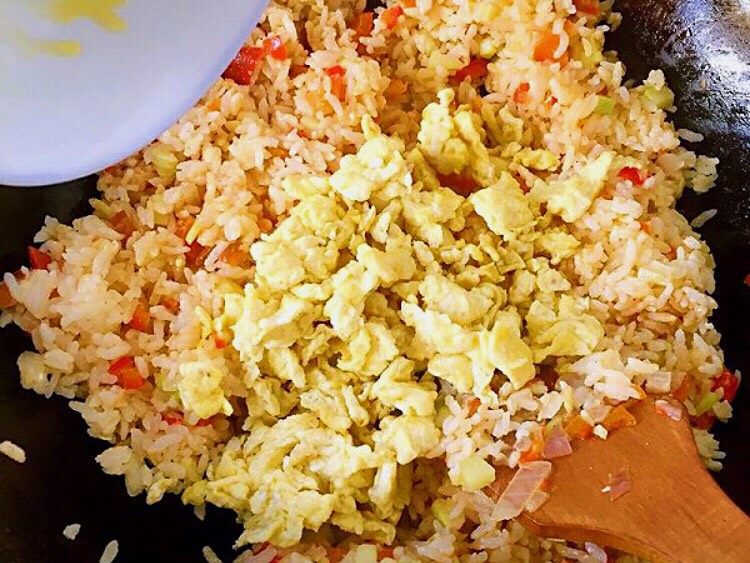 炒饭秀+时蔬蛋炒饭,加入提前炒好的鸡蛋粒，继续翻炒！