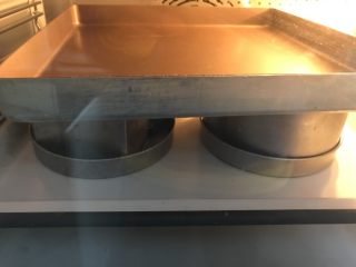 呆萌奶牛吐司,发酵至8分满，入预热170度烤箱中下层上下火烤30分钟，模具上盖一个烤盘。
火力时间根据自己烤箱来。