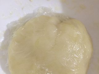 红豆薏米粗粮米糊软欧包,揉好的麻薯用保鲜膜贴面保存