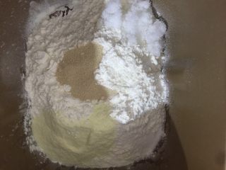红豆薏米粗粮米糊软欧包,中间挖洞放入酵母注意别接触盐