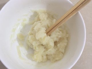 红豆薏米粗粮米糊软欧包,这是做好的麻薯放置温热准备加入黄油