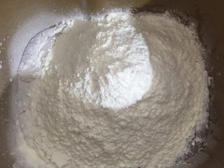 红豆薏米粗粮米糊软欧包,将米糊倒进去鸡蛋加入后倒入面粉，先液体后粉类