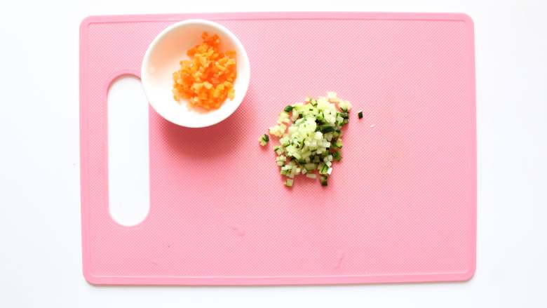 地瓜酸奶三明治（适合28个月龄以上的宝宝）,分别切成碎末