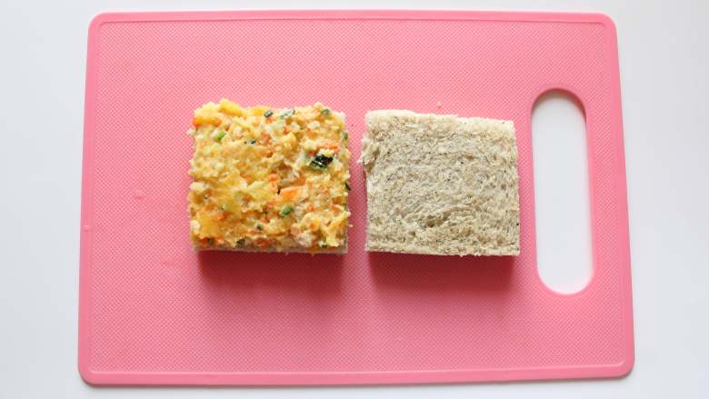 地瓜酸奶三明治（适合28个月龄以上的宝宝）,拿一片面包片没均匀铺上所有食材