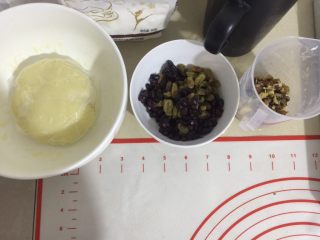 红豆薏米粗粮米糊软欧包,把夹馅材料准备好，我这次葡萄干用三水泡过了，也可以不用泡的毕竟麻薯也有湿气