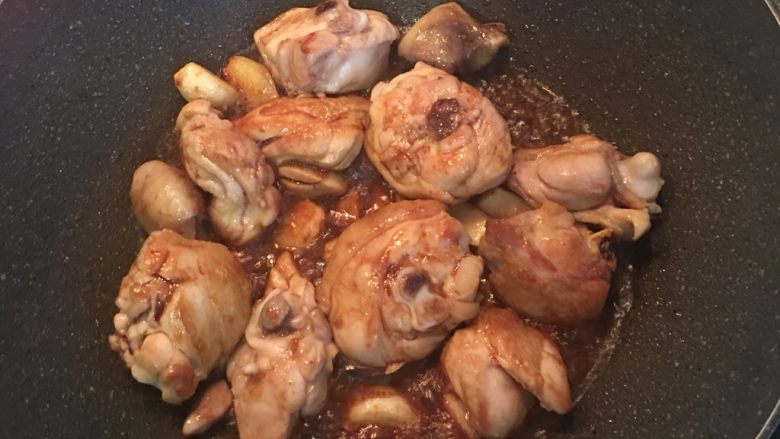 鲜胡椒烧鸡,加入酱油，将鸡肉炒上色。