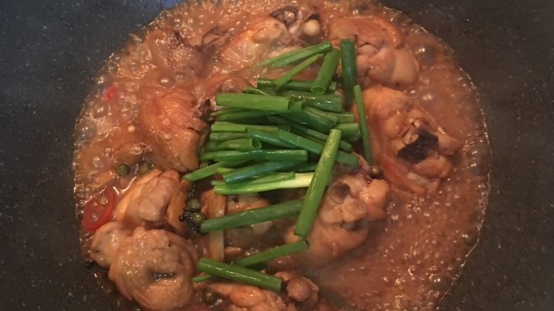 鲜胡椒烧鸡,撒上葱绿，拌炒两下即可起锅。