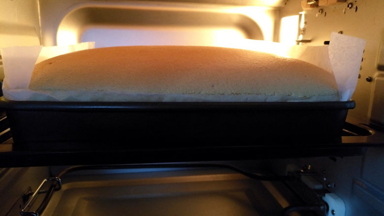 古早味蛋糕,将盛水的烤盘放入烤箱中下层，预热好烤箱，将深烤盘放在盛水的烤盘上，上火120度下火140度，烘烤70分钟