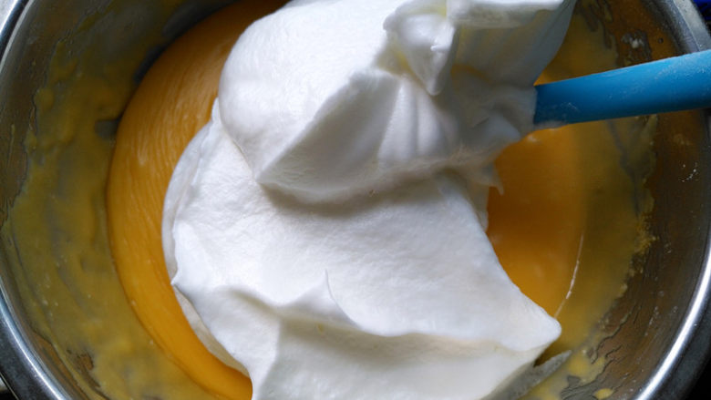 古早味蛋糕,将三分之一蛋白霜放入蛋黄糊，用刮刀翻拌均匀