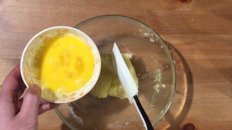 双色泡芙,分三次在搅拌均匀的黄油面团中加入蛋液，蛋液不一定要全部加入，加入至面团可以流动就可以了