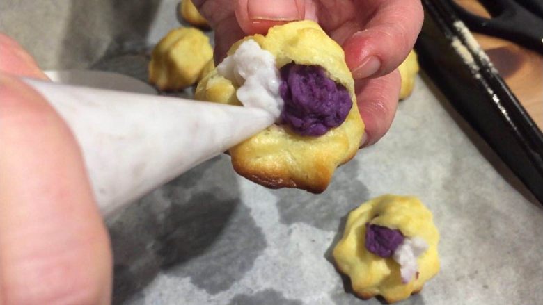 双色泡芙,将烤好的泡芙中间切开，加入紫薯和芋头泥