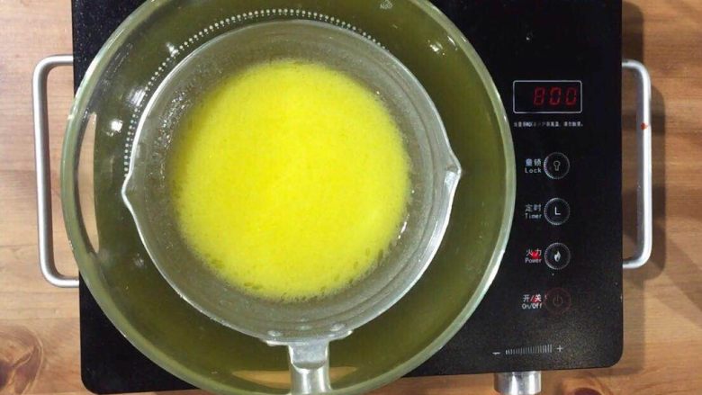 双色泡芙,将大碗放置在热水锅上待黄油完全融化，搅拌均匀