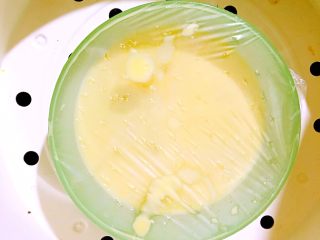 奶香鸡蛋布丁,包上保鲜膜，用牙签插几个洞放入锅中蒸。