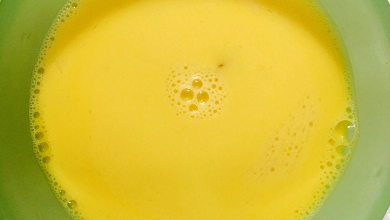 奶香鸡蛋布丁,把充好的奶粉加入鸡蛋液里并搅拌均匀