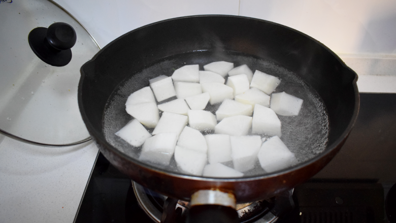 冬季常吃的食材：排骨炖白萝卜,萝卜用水焯2分钟捞起过下凉水备用