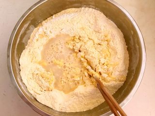 地方菜＋玉米面馒头,把酵母水倒入面粉中和面
