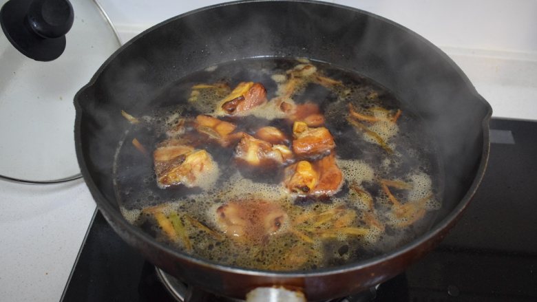 冬季常吃的食材：排骨炖白萝卜,加水没过排骨，大为煮开后转中小火，炖煮20分钟