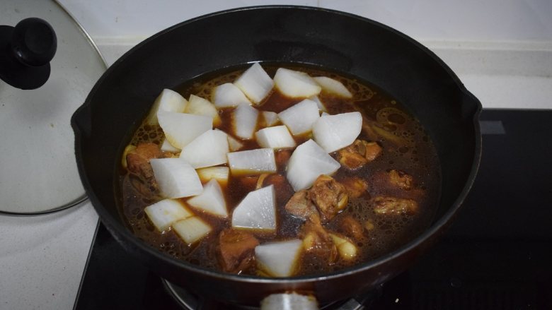 冬季常吃的食材：排骨炖白萝卜,将萝卜放入锅中加盐再炖 15分钟 