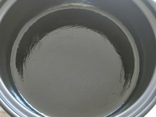 砂锅煲仔饭,然后砂锅底部抹上一层薄薄的油。