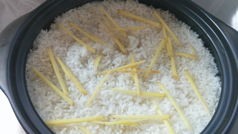 砂锅煲仔饭,米饭煮至八成熟时，撒上姜丝。