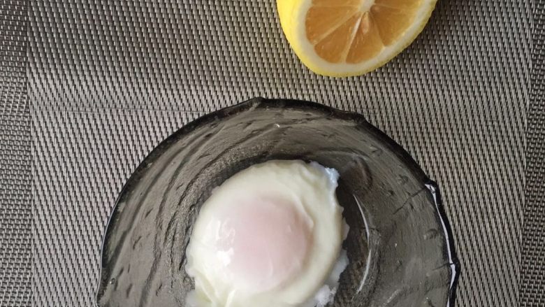 班尼迪克蛋,水波蛋，来一个。凉水下锅，煮至8分熟～