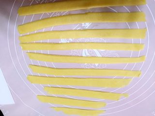 苹果派,另一片圆面片用刮刀切成宽度均匀的面条