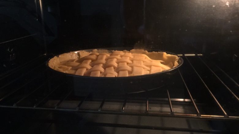 苹果派,烤箱下火190度，上火180度预热好后将派盘放入中下层烘烤，烤至上色后加盖锡纸直到完全上色