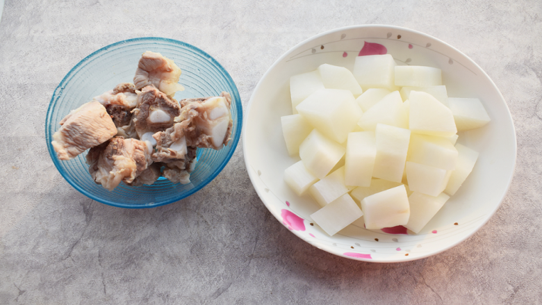 冬季常吃的食材：排骨炖白萝卜,热水过后的排骨和萝卜，准备好可以开始做了