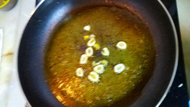 排骨炖玉米,锅加油，放入蒜爆香