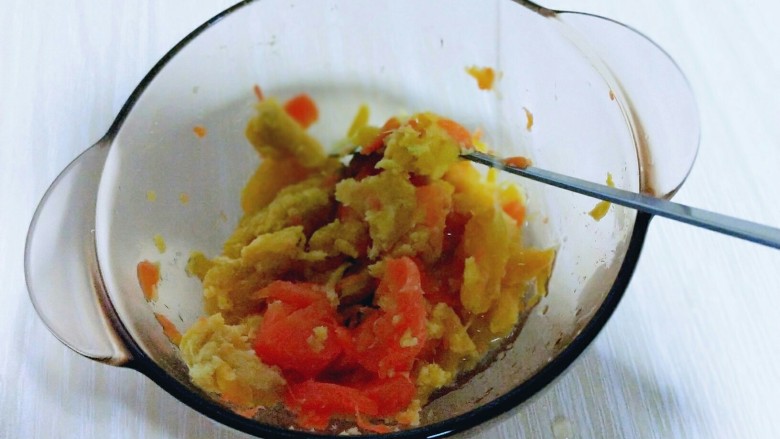 养眼红薯船#理想的小船#,将橙汁加入红薯胡萝卜器具中。(切好的橙子用手挤捏即可出汁)