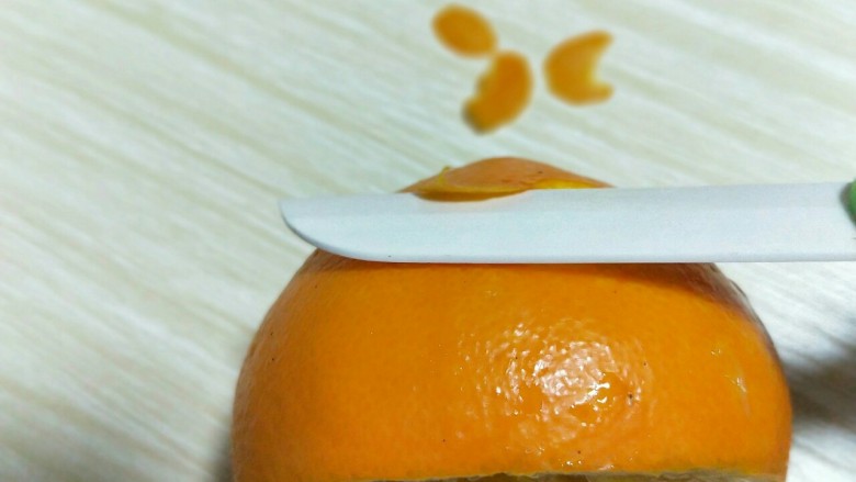 养眼红薯船#理想的小船#,橙子，用锋利的水果刀，削橙子皮，注意，削橙子皮一定要薄，不要带有白色的，因为白色的会有点苦。