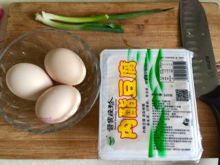 超简单嫩嫩哒➕嫩嫩哒的内脂豆腐蒸蛋,食材合照：内脂豆腐一盒，无公害鸡蛋三颗，小葱两根
