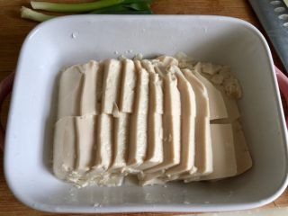 超简单嫩嫩哒➕嫩嫩哒的内脂豆腐蒸蛋,选一个适合蒸蛋的容器，内脂豆腐撕去外膜，倒扣在盘中，太嫩了，有点碎了，用刀切成小块