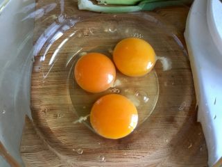 超简单嫩嫩哒➕嫩嫩哒的内脂豆腐蒸蛋,取一个比较大的深碗，打入鸡蛋，方便打发