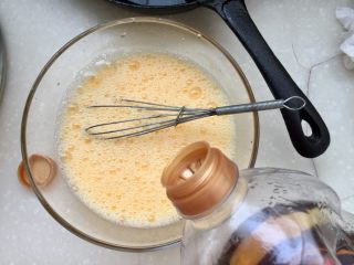 超简单嫩嫩哒➕嫩嫩哒的内脂豆腐蒸蛋,搅拌好的蛋液中加入一小勺料酒