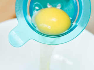 入口即化，爽滑如豆腐的鱼丸,鸡蛋的蛋清和蛋黄分开，只要蛋清。

