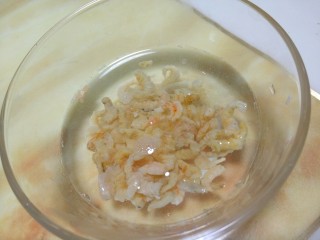 广东+三鲜炒粉,海米热水泡一下