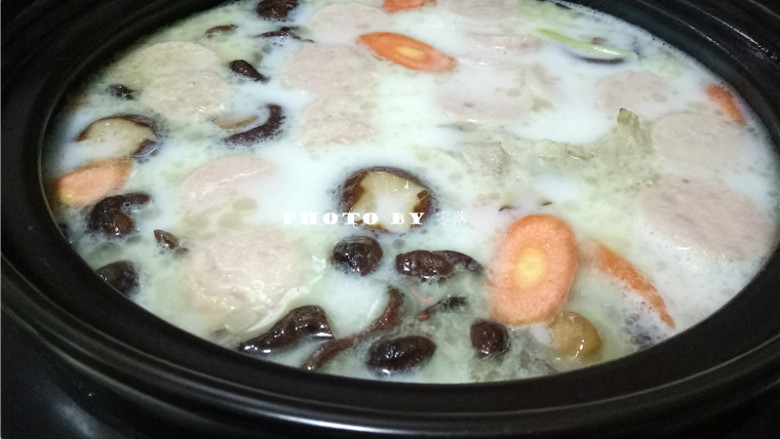 骨汤火锅,放入自制火腿肠、香菇、茶树菇、山药、胡萝卜；
