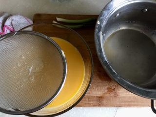 超简单嫩嫩哒➕嫩嫩哒的内脂豆腐蒸蛋,蛋液过筛，可以多过滤一两次，蛋液更加嫩滑
