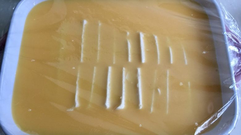超简单嫩嫩哒➕嫩嫩哒的内脂豆腐蒸蛋,蒸盘上蒙上保鲜膜，用牙签戳几个洞