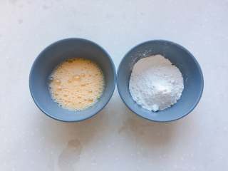 黄金翅根“棒棒糖”,一个鸡蛋打散，准备一小碗面粉
